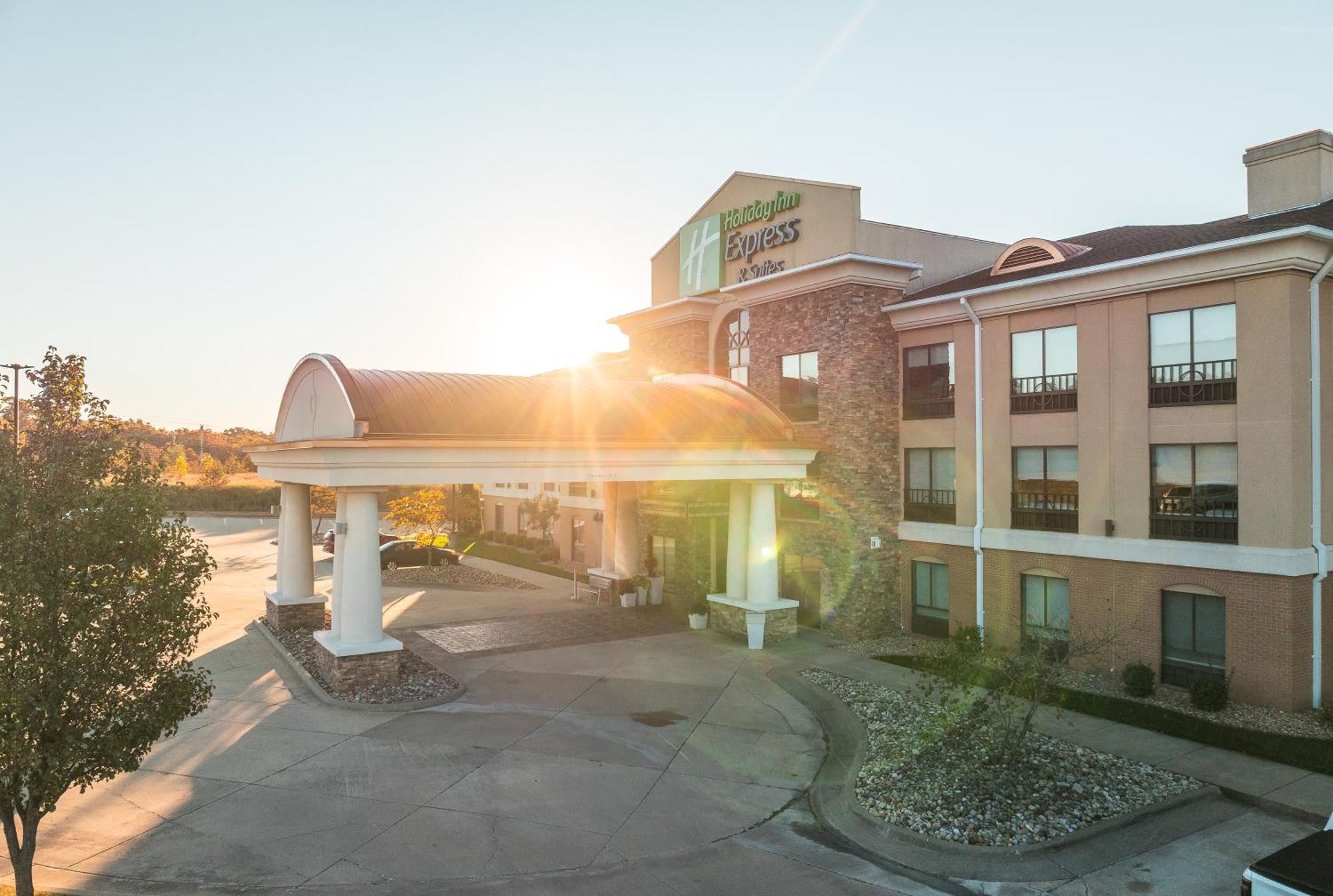 Holiday Inn Express Hotel And Suites Saint Robert By Ihg Exterior photo